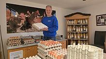 Im Familienbetrieb Knoblauch in Friedrichshafen-Berg werden zwischen 2500 und 3000 Eier pro Tag produziert. Hubert Knoblauch beliefert ...