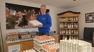 Im Familienbetrieb Knoblauch in Friedrichshafen-Berg werden zwischen 2500 und 3000 Eier pro Tag produziert. Hubert Knoblauch beliefert ...