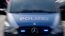 Ein Polizeiwagen mit eingeschalteten Blauchlicht (Symbolbild).