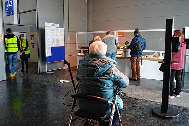 Eröffnung des Kreisimpfzentrums in Friedrichshafen: Viele Senioren hatten es geschafft und haben schon am ersten Tag einen Impftermin ...