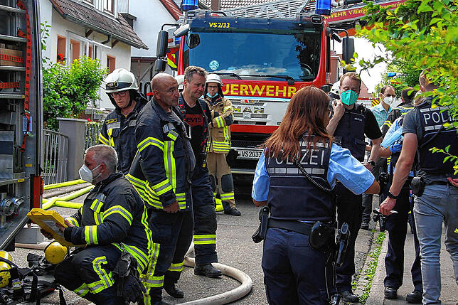Bewohnerin stirbt bei Brand in Dachgeschosswohnung Ein Großaufgebot an Rettungskräften war vor Ort, die Kriminalpolizei hat die Ermittlungen aufgenommen, es wird auch dem Verdacht der ...