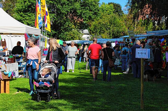 Die breiten Gänge zwischen den Marktständen boten beim 24. Walder Herbstmarkt ausreichend Platz, die Corona-Abstände zu halten.