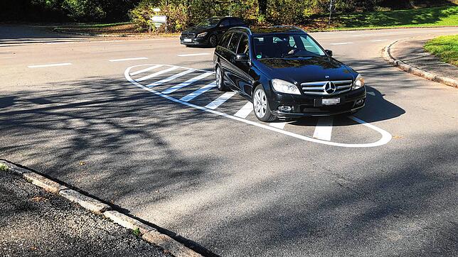 Trotz der auffälligen Markierung auf der Fahrbahn schneiden weiterhin einige Autofahrer die Kurve an der Kreuzung der Gurtweiler Straße ...
