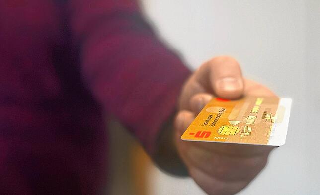 Bei der Suche nach einer vermissten Person werden häufig auch die Bankverbindungen überprüft. Sind Kartenzahlugen erfolgt, lässt sich ...