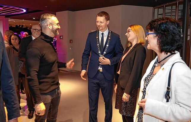 OB Simon Gröger (Bildmitte), seine Frau Anita (rechts daneben) und Bürgermeisterin Monika Laule (rechts) begrüßen die Besucher per ...