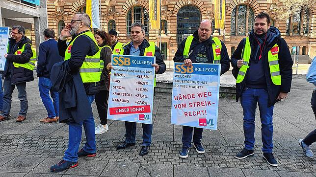 In Stuttgart demonstrieren am Montag Mitglieder von Verdi.