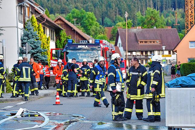 Bild 7: Hausbrand in Hausen vor Wald: 70 Feuerwehrmänner im Einsatz