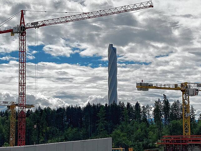 Der markante Aufzug-Testturm prägt den Blick über das Baustellengelände der neuen JVA Rottweil.