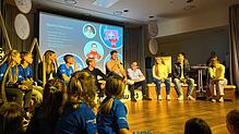 Eine besondere Aktion beim Jubiläumsabend: Spitzensportler Leon Ulbricht, Tobias Baur, Elias Asal, Leonie Walter und Roman Rees stellen ...