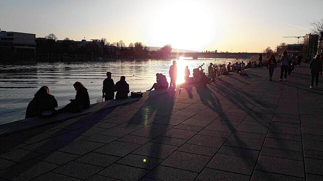 Ein Bild vom Herosé-Park in Konstanz am Abend des 18. März 2020. Die Stadt Konstanz hat sich zum Verbot von Menschenansammlungen mit ...