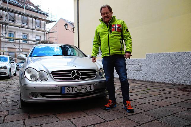 Roland Drews, der Hans-Kuony-Darsteller, hat das STO-Kennzeichen mit seiner Wunschkombination bekommen: den Initialen von Hans Kuony und ...