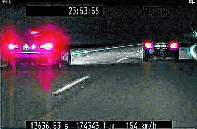 Mit einer Videokamera dokumentiert die Polizei illegale Autorennen auf der Autobahn – vorausgesetzt, die Zivilstreifen sind ...
