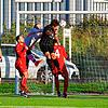 Die Entscheidung: Stefan Fels (Mitte) ist vor Torwart Leo Weißenberger am Ball und sorgt nach einer Melina-Ecke in der Nachspielzeit mit ...