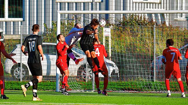 Die Entscheidung: Stefan Fels (Mitte) ist vor Torwart Leo Weißenberger am Ball und sorgt nach einer Melina-Ecke in der Nachspielzeit mit ...