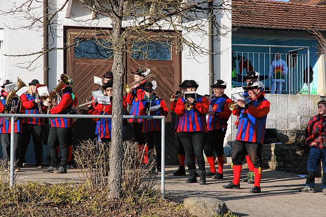 Bild 21: Die besten Bilder vom Stellen des Jubiläumsbaums durch die Froschzeller Holzer