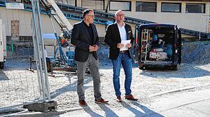 Klufterns Ortsvorsteher Michael Nachbaur (links) und Alrik von Kolzenberg, Geschäftsführer der städtischen Wohnungsbaugesellschaft, beim ...