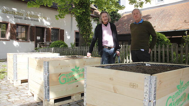 Wehren sich gegen die Holzkisten in der Turmgasse (von links): Gerhard Schempp und Hans-Georg Voss können nicht verstehen, dass die ...