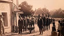 Mitglieder der Narro-Altfischerzunft im Sommer 1920 vor dem Café &bdquo;Hähnle&ldquo;. In der Mitte die Schubkarre voller Pfennige, die ...