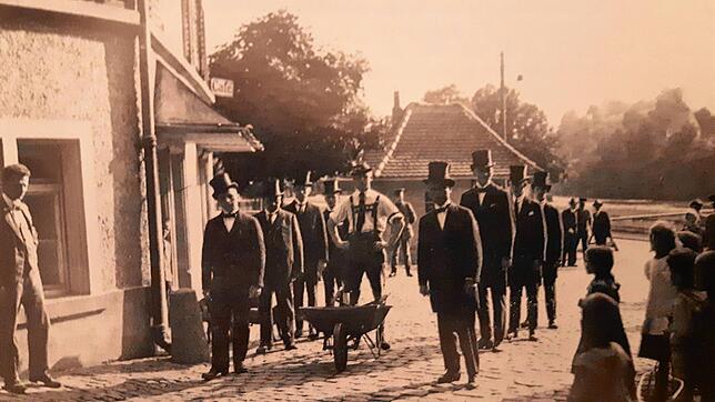 Mitglieder der Narro-Altfischerzunft im Sommer 1920 vor dem Café &bdquo;Hähnle&ldquo;. In der Mitte die Schubkarre voller Pfennige, die ...