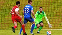 Hier hatte der Rielasinger Leon Bohlander (Nummer 23) eine gute Chance zur 1:0-Führung. Der Deggenhausentaler Torhüter Erik Mutter ...