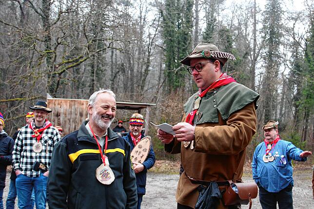 Stadtförster Gerhard Heizmann (links), der seine letzte Fasnacht als zuständiger Förster erlebt, wird von Andreas Fiedler ausgezeichnet.
