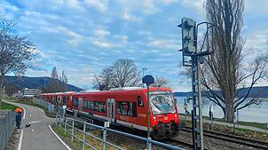 Die Regionalbahn nach Radolfzell stand nach dem Unfall auf dem Bahnübergang. Zum Zeitpunkt der Schnellbremsung hatte der Zug noch keine ...