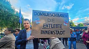 Der Donaueschinger Apotheker Florian Meess hat im Zuge der Versammlung vor den Donauhallen ein Plakat angefertigt.