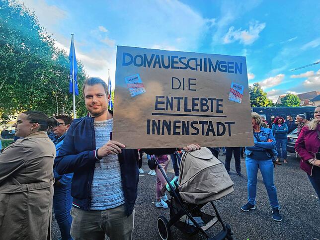 Der Donaueschinger Apotheker Florian Meess hat im Zuge der Versammlung vor den Donauhallen ein Plakat angefertigt.
