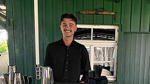Philipp Lang hat sich 2024 mit seinem mobilen Cocktail-Catering selbstständig gemacht. Seitdem ist er in der gesamten Region unterwegs.