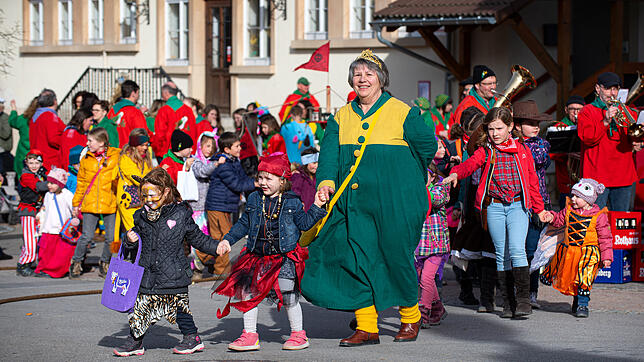 Kinderfasnet in Wellendingen: Froschkönigin Gaby Bernhart führte die Polonaise an.