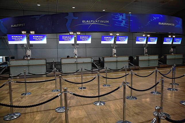 Die Check-in-Schalter am Flughafen Ben Gurion bei Tel Aviv sind menschenleer. Nach Verschärfungen der Einreisebestimmungen wegen der ...