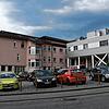 Noch können auf dieser Fläche neben dem Stockacher Krankenhaus Mitarbeiter parken. Im November soll der Spatenstich für den neuen ...
