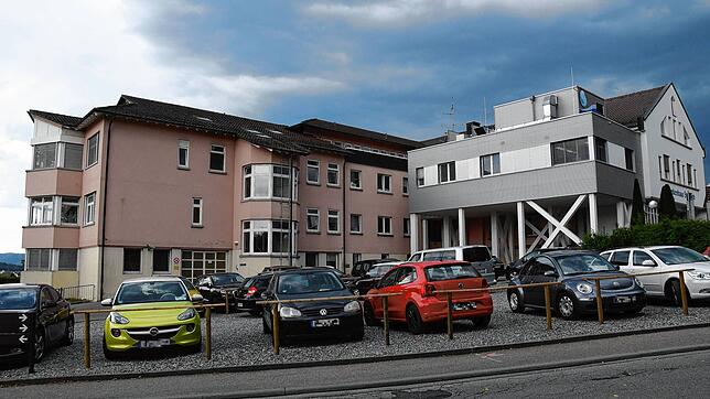 Noch können auf dieser Fläche neben dem Stockacher Krankenhaus Mitarbeiter parken. Im November soll der Spatenstich für den neuen ...