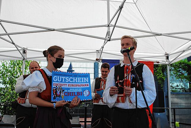 Auch Judith Maier aus Waldshut hat das große Los gezogen. Die 18-Jährige gewinnt einen Gutschein für den Europapark.