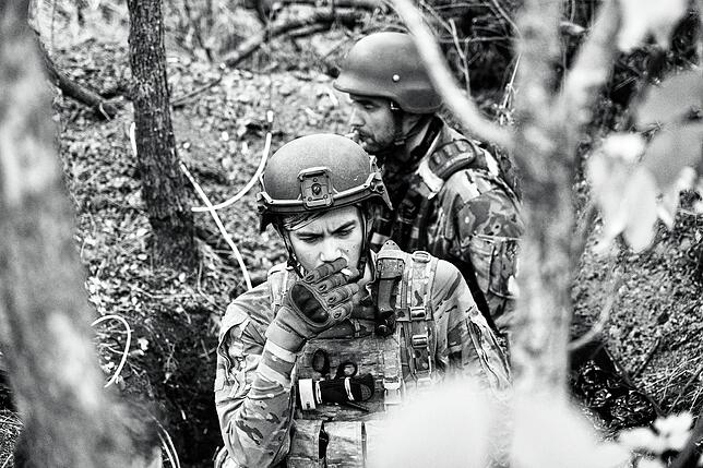 An der Front in der Region Saporischschja: Über den Soldaten pfeifen oft Granaten, gegen die Nervosität sollen Zigaretten helfen.