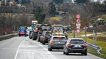Die Landwirte sind mit ihren Traktoren nach der Kundgebung in Mühlhausen-Ehingen sehr langsam unterwegs. Dadurch kam es zu Staus und ...