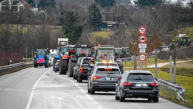 Die Landwirte sind mit ihren Traktoren nach der Kundgebung in Mühlhausen-Ehingen sehr langsam unterwegs. Dadurch kam es zu Staus und ...