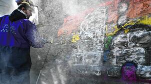 Steve Wittkowski entfernt am Überlinger Bahnhof ein Graffito. Es ist eines von tausenden, die er pro Jahr im Auftrag der Bahn entfernt. ...