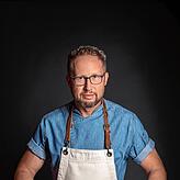 Patron Raimar Pilz kocht „kreativ und mit top Produkten“, urteilt der Guide Michelin und erneuert den Stern für die“ Genussapotheke“.