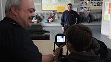 Marco Testa erklärte den Teilnehmern des Feuerwehrprojekts, wie eine Wärmebildkamera funktioniert. Bild: Jörn Kerckhoff