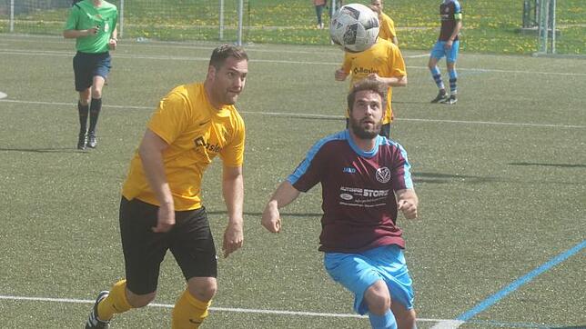 Den Ball fest im Visier: Der Neukircher Thomas Großpietsch (links) und Dennis Haas vom FC Peterzell kämpfen um den Ball. Die Peterzeller ...