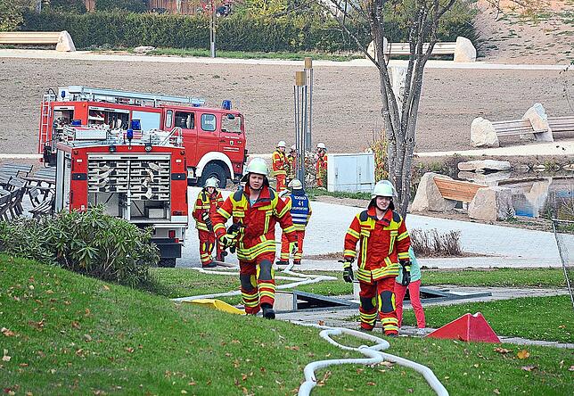 Für die Wasserversorgung der Herbstprobe der Feuerwehr Schonach wird der Entenweiher im Kurpark herangezogen, um die Wasservorräte der ...