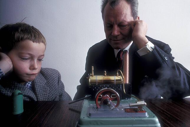 In der für ihn typischen Pose des nachdenklichen Staatsmanns: Willy Brandt, damals 55, mit seinem Sohn Matthias, damals 8, am 10. ...