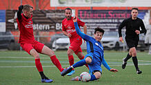 Simon Lander links (TSV) gegen Florin Fontana (FC).