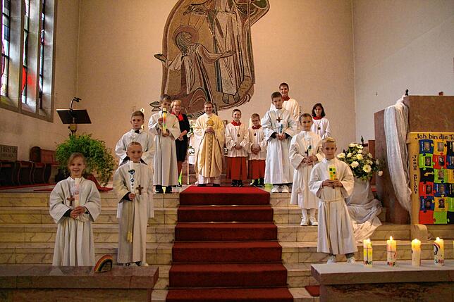 Die feierliche Erstkommunion feierten die Kinder aus Wutöschingen in zwei Gruppen in der Kirche St. Maria Magdalena, im Bild die Kinder ...