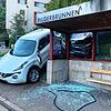 Ein kurioses Bild: Zwei kaputte Autos, ein demoliertes Häuschen an der Bushaltestelle Pilgerbrunnen ist das Ergebnis eines Unfalls in ...