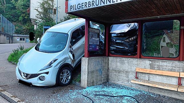 Ein kurioses Bild: Zwei kaputte Autos, ein demoliertes Häuschen an der Bushaltestelle Pilgerbrunnen ist das Ergebnis eines Unfalls in ...