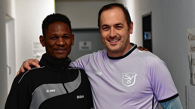Willkommen beim SV Buch: Trainer Daniel Pietzke (rechts) freut sich auf Neuzugang Tidiane M&lsquo;Baye, der nach längerer Fußballpause ...