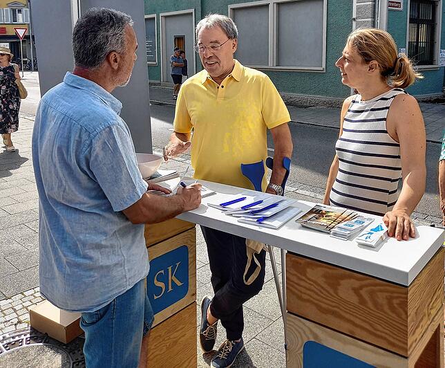 Redaktionsleiter Helmar Grupp und Stefanie Noßwitz unterhalten sich mit Karl-Heinz Breil. Der Markdorfer fordert von der Stadtpolitik ...