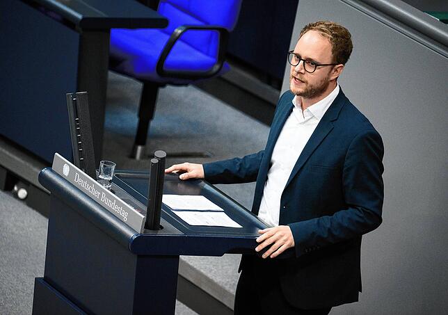 Marcel Emmerich spricht in der Plenarsitzung im Deutschen Bundestag.